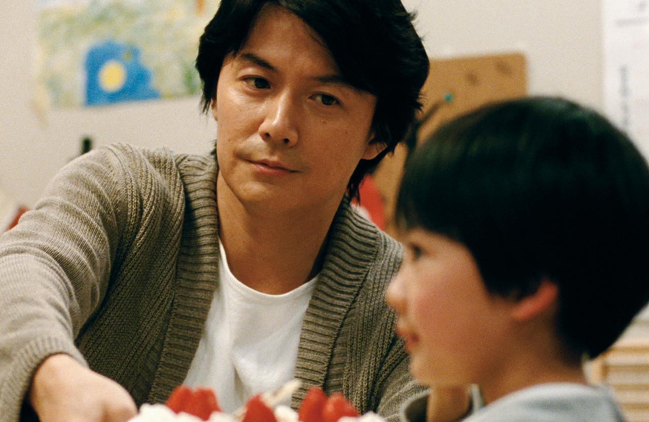 画像: 新生児取り違え事件をもとに"血のつながり"を考察した『そして父になる』。福山雅治とリリー・フランキーが対照的な父親役を演じた © 2013フジテレビジョン アミューズ ギャガ 'LIKE FATHER, LIKE SON' © 2013 FUJI TELEVISION NETWORK, AMUSE INC., GAGA CORPORATION