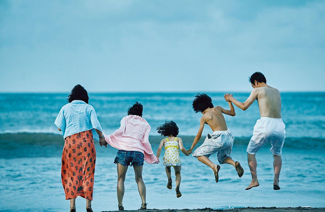 画像: 『万引き家族』の海辺のシーン。樹木希林演じる初枝は、海水浴を楽しむ家族の姿を眺めながら、ある言葉をつぶやく © 2018フジテレビジョン ギャガ AOI Pro ‘SHOPLIFTERS’ © 2018 FUJI TELEVISION NETWORK, GAGA CORPORATION, AOI PRO.