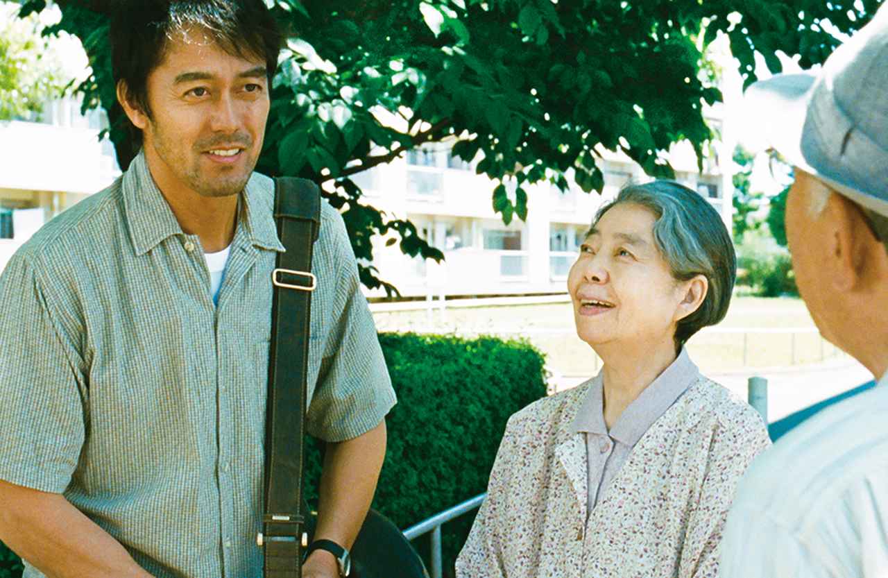 画像: 是枝自身が20代まで暮らした清瀬の団地を舞台に、15年前に文学賞を受賞したものの、鳴かず飛ばずの男(阿部 寛)と母(樹木希林)、妻(真木よう子)の家族模様を描いた『海よりもまだ深く』 © 2016 フジテレビ バンダイビジュアル AOI Pro. ギャガ ‘AFTER THE STORM’ © 2016 FUJI TELEVISION NETWORK, BANDAI VISUAL, AOI PRO., GAGA CORPORATION