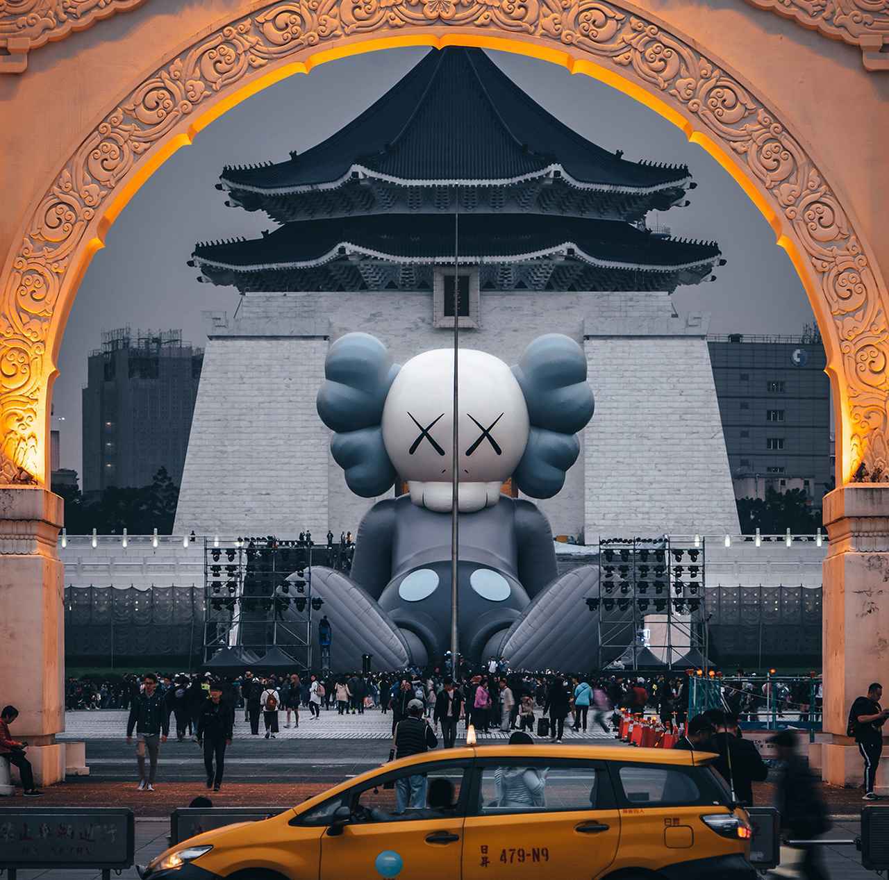 TJ News 現代美術家、カウズの 巨大な“コンパニオン”が 富士の麓に現る