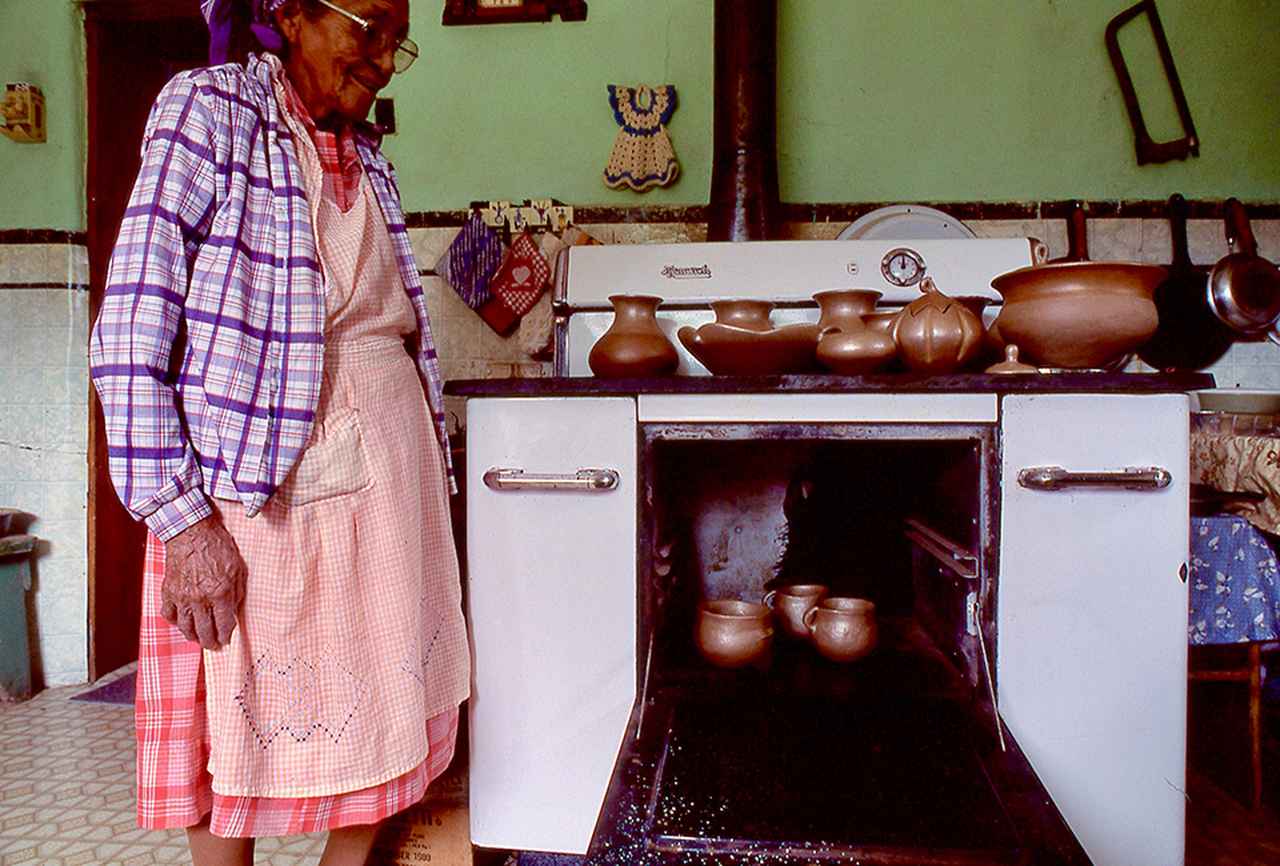 画像: キッチンのオーブンで土器を焼くコーン・フラワー