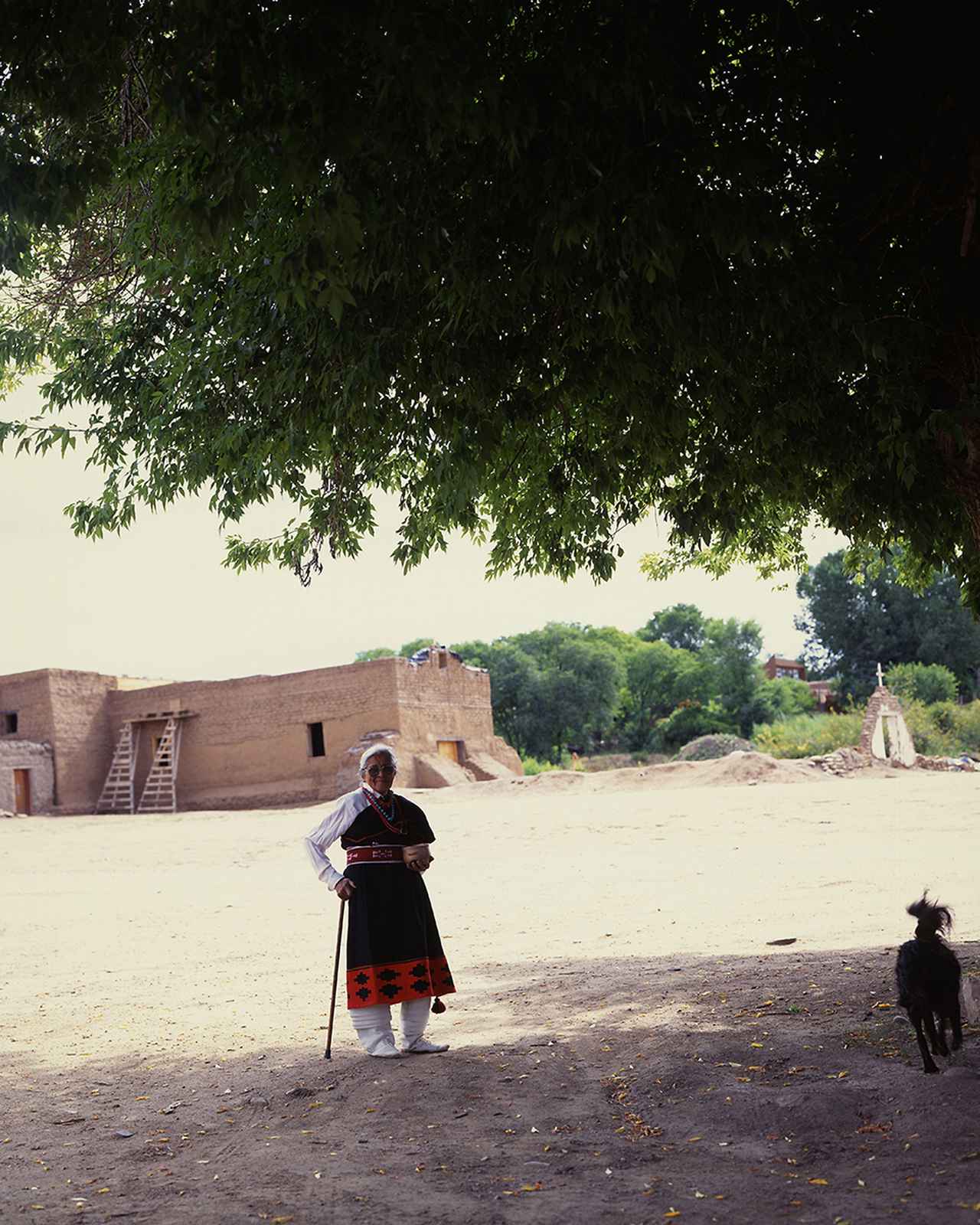 画像: プレブロの村の土器作りの女性、コーン・フラワー