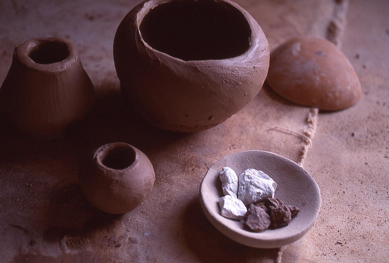 画像: サン・シンボルが作った土器(手前)。後ろもネイティブ作家によるもので、亀はマザーアースを表す模様