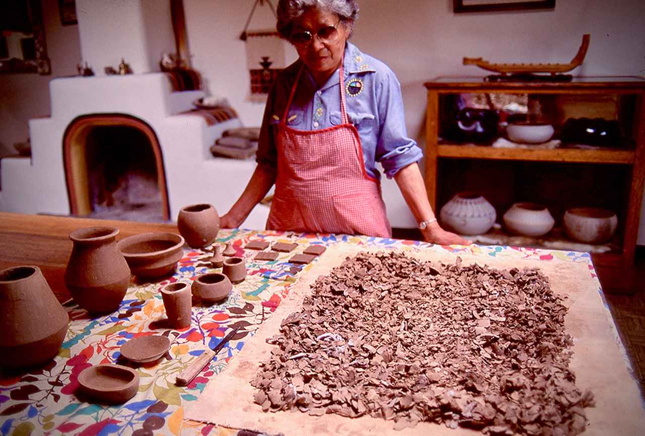 画像: 土器を焼くときには、遺跡の土器片も新しい土と混ぜて再利用される