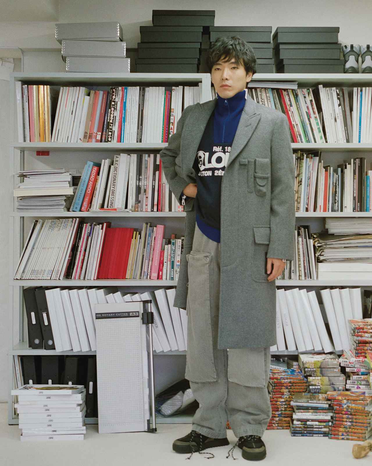 画像1: 俳優、柄本 佑
“コートの男”を演じる