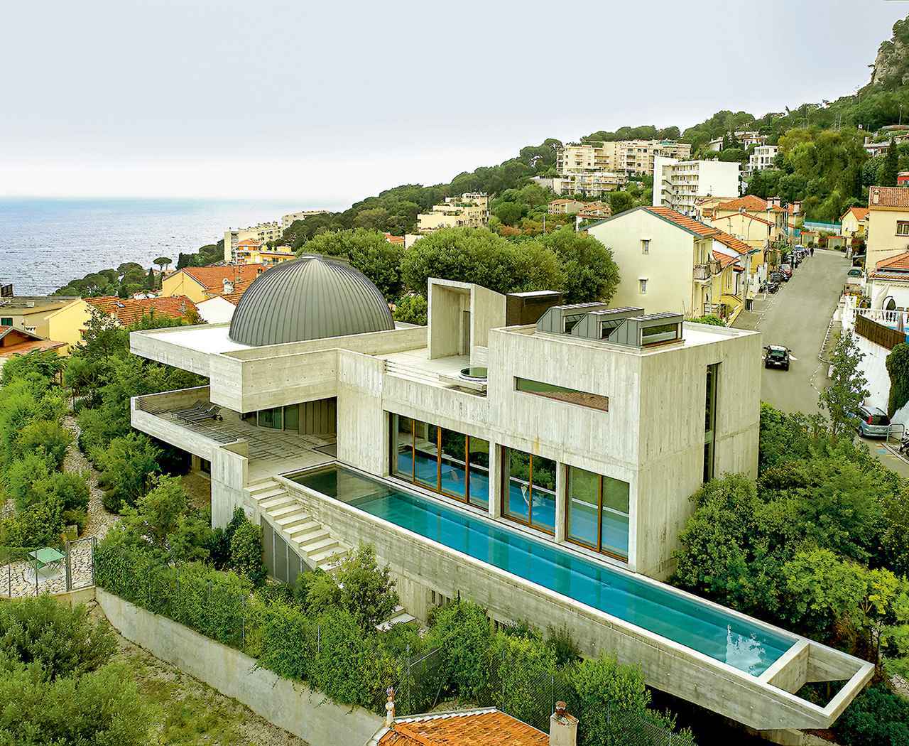 モンテカルロを見下ろす トム・ディクソンの “彫刻のごとき”邸宅 (1/3