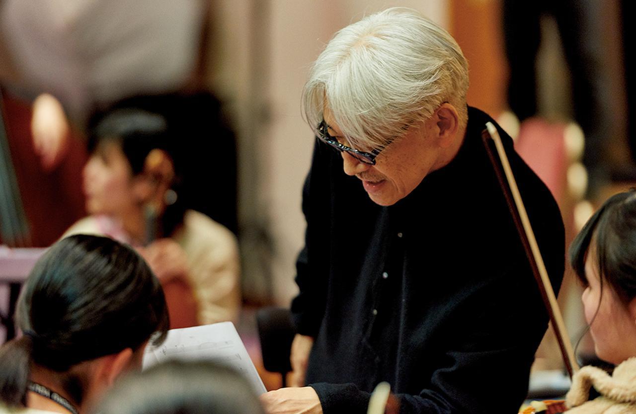 画像: ひとりひとりに語りかけ、声を引き出す。近しく触れ合える機会を、誰もが喜び、楽しむ練習現場