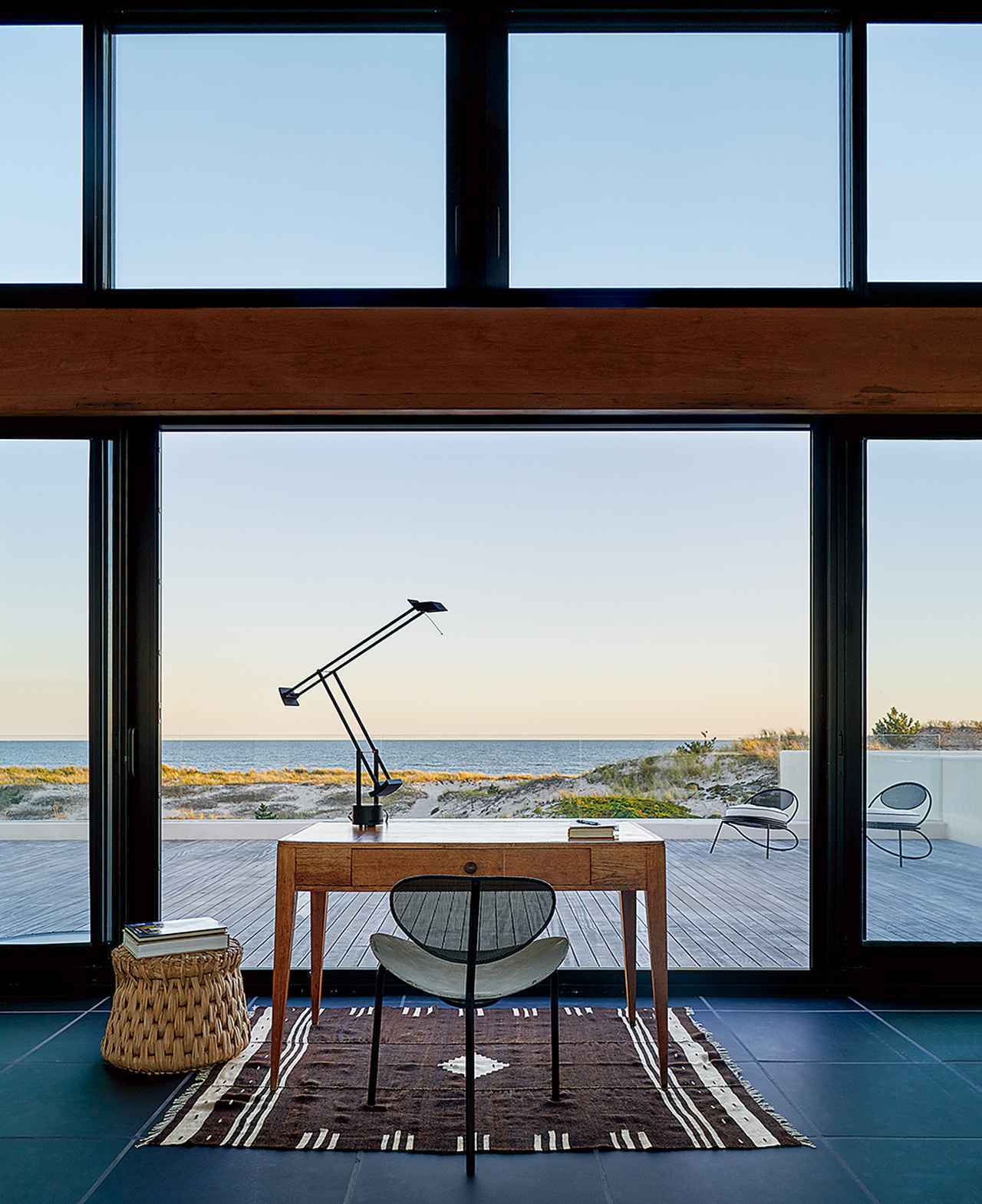 ウォード・ベネットが建てた 砂浜にたたずむ家 (2/2) - T JAPAN:The New York Times Style Magazine  公式サイト