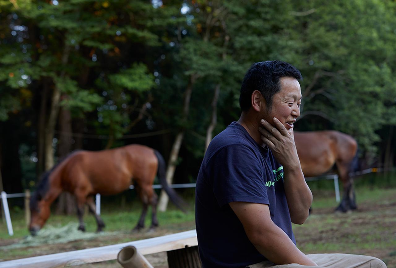 画像: 岩間 敬(TAKASHI IWAMA) 1978年、岩手県遠野市生まれ。「一般社団法人馬搬振興会」代表理事、「三馬力社」代表。建築家を目指し専門学校を卒業後、東京の乗馬クラブに勤務。その後帰郷し、乗用馬の繁殖・調教を行う会社に勤務しながら、農林業に携わる。2010年、「遠野馬搬振興会」を立ち上げる。2012年、岩手競馬・馬事文化賞受賞。2016年には「一般社団法人馬搬振興会」を設立。2020年、「三馬力社」代表取締役に就任。馬と人がともに働く機会の創出や、西アフリカでの馬耕指導をはじめ、畜力活用技術指導による国際貢献にも尽力している。2011年英国馬搬技術コンテスト・シングル部門優勝。2012年岩手県競馬・馬事文化賞受賞。2012年欧州馬搬選手権シングル部門7位