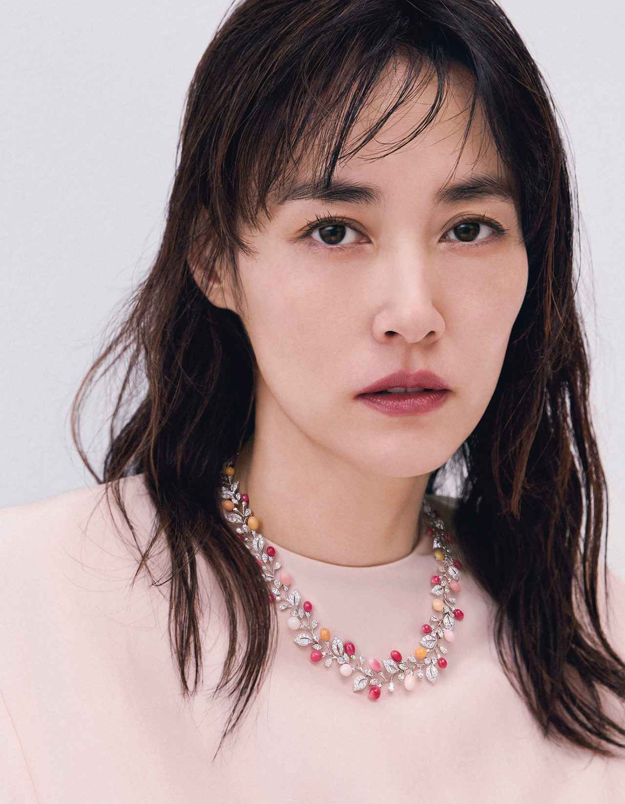 菊地凛子がしなやかにまとう ダイヤモンドと真珠の煌めき - T JAPAN