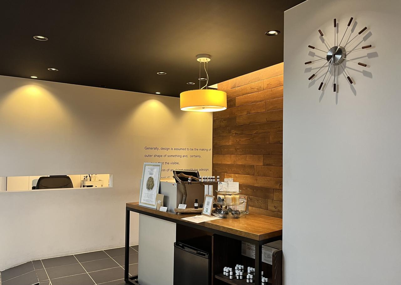 画像: 店内では施術でも使われているオイルなどを購入できる