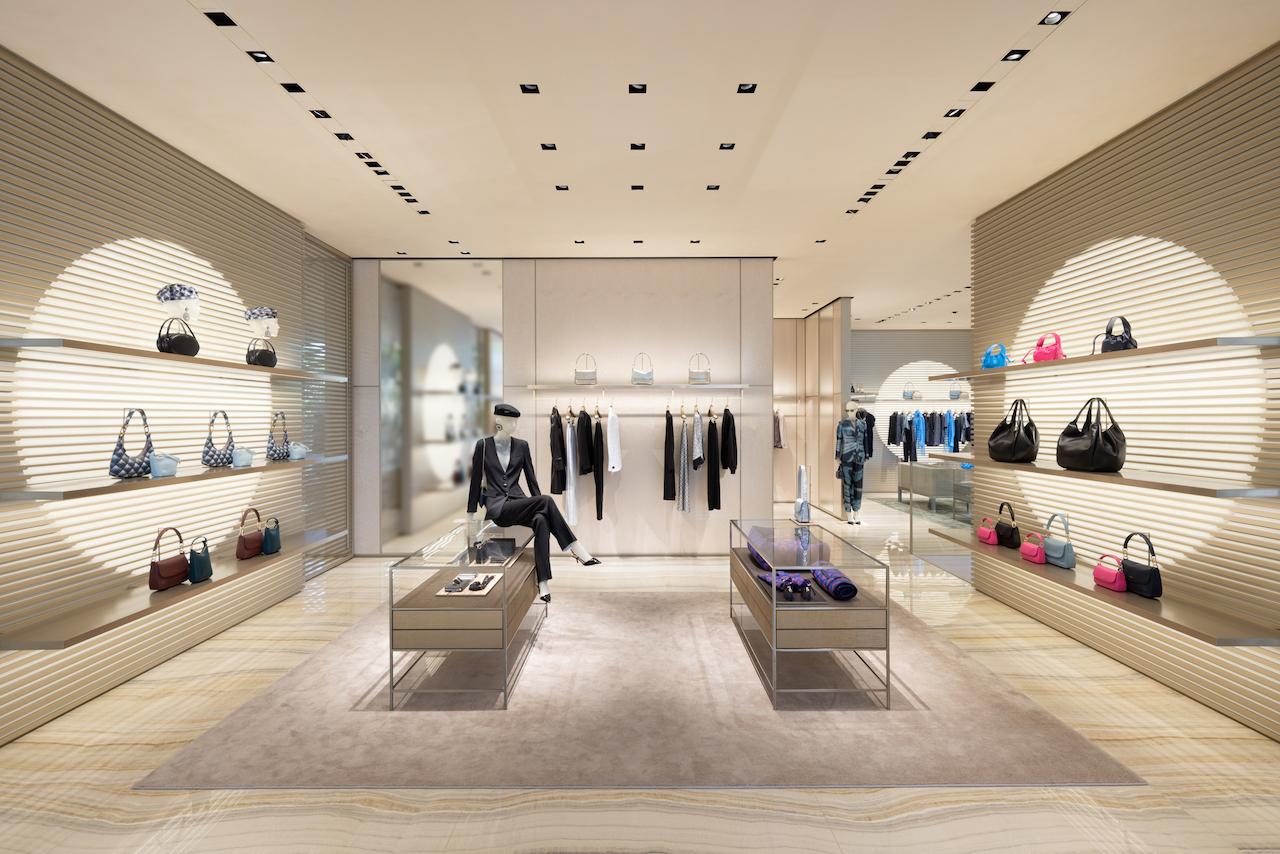 カフェも初上陸。五感で楽しむ ジョルジオ アルマーニの新店が 表参道