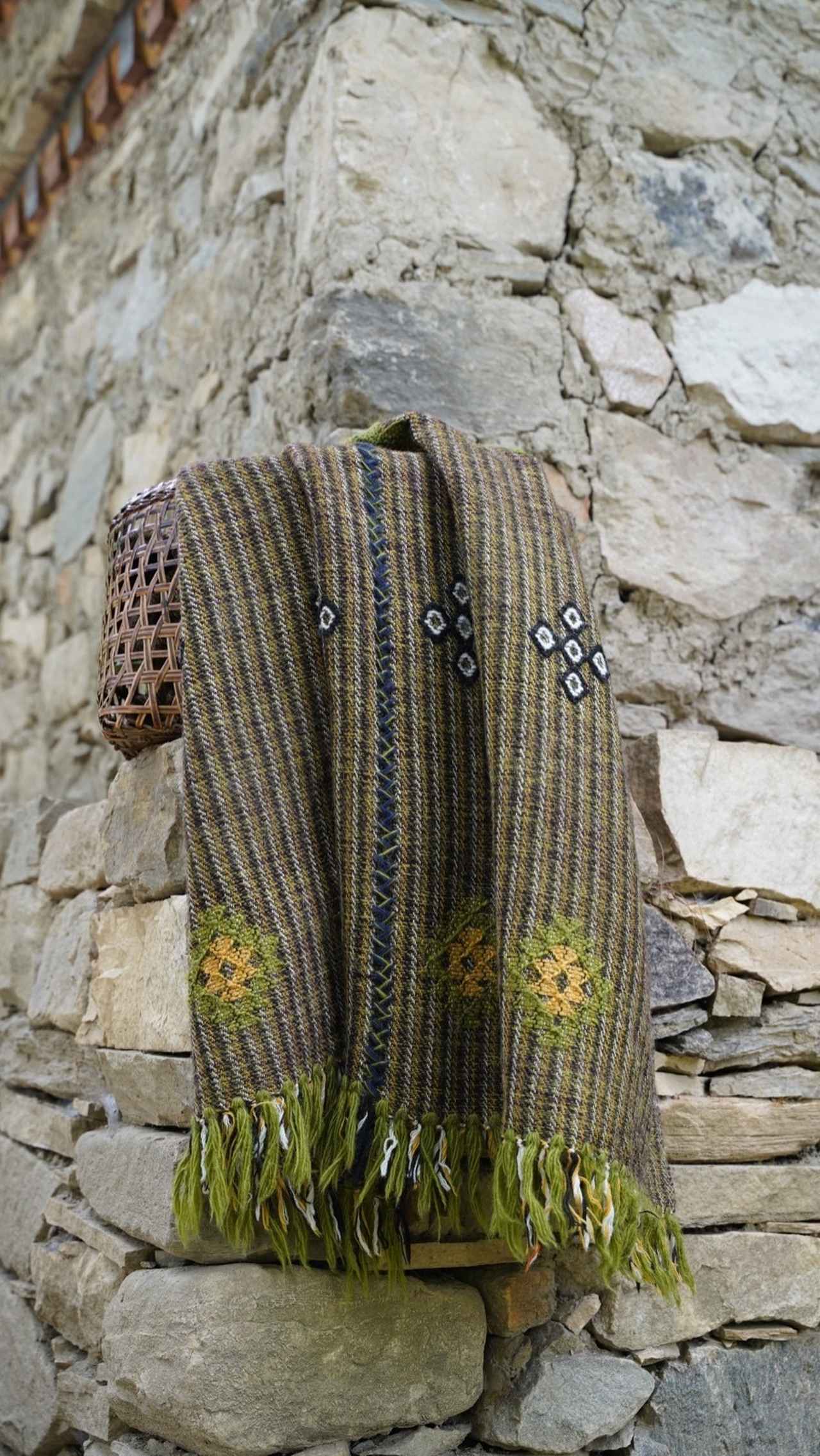 ブータン手織りレッドシルクストール（万博出品アイテム） ブータン手織りレッドシルクストール（万博出品アイテム） - メルカリ