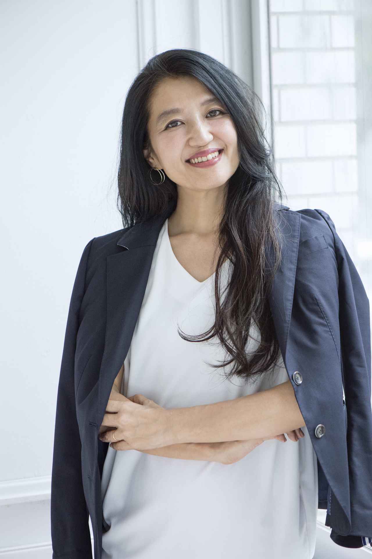 画像: 伊熊奈美 美容エディター、ジャーナリスト。（公社）日本毛髪科学協会毛髪診断士認定指導講師。20年以上に渡り、女性誌を中心に美容分野の記事を編集、執筆、監修。美容関連企業のコンサルティングにも携わる。著書に『頭皮がしみる、かゆいは危険信号！いい白髪ケア、やばい白髪ケア』（小学館）、『脱白髪染めのはじめかた〜でもいきなりグレイヘアは無理』（グラフィック社）がある。　@namiikuma_hairista COURTESY OF NAMI IKUMA