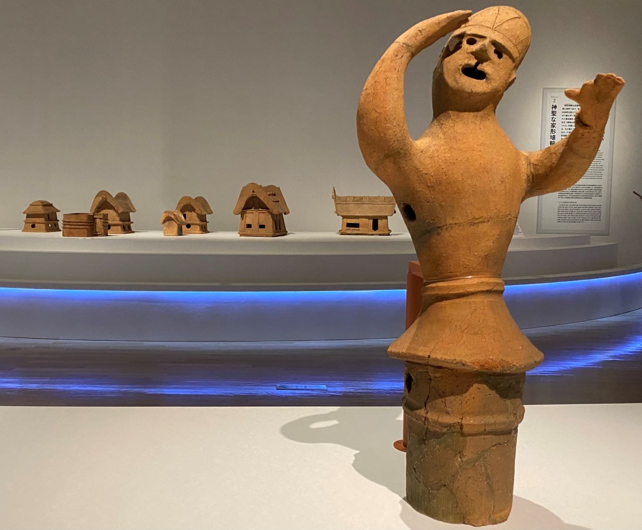 埴輪たち(和紙人形) 紙宝 埴輪 踊る人々(小) | バラエティ | 東京国立博物館