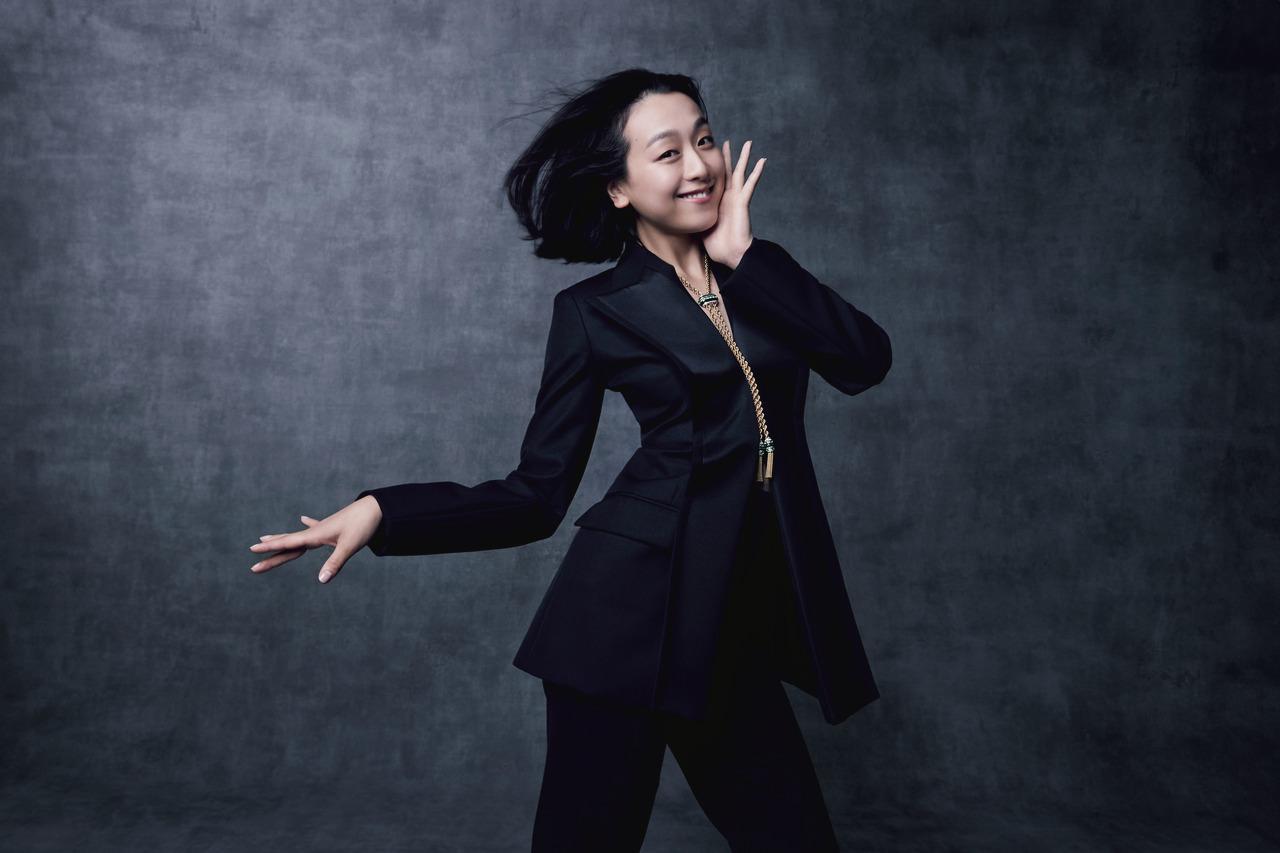 画像: 浅田真央(あさだ・まお) 1990年愛知県生まれ。プロフィギュアスケーター。2010年バンクーバーオリンピックで銀メダルを獲得し、2014年ソチオリンピック・フリーでの胸を打つ演技も記憶に残る。2017年、現役引退。2018年から自身の名を冠する『浅田真央サンクスツアー』、2022年アイスショー『BEYOND』、2024年は『Everlasting33』を開催。キャストの選出から振付、楽曲制作、演出、衣装、ツアーグッズに至るまですべてを自身でプロデュースする。 ジャケット・パンツ(ともに参考商品)/フェンディ フェンディ ジャパン TEL. 0120-001-829 ネックレス「リアヌ」〈YG、WG、ツァボライト ガーネット、オニキス、ダイヤモンド〉¥27,456,000(参考価格)/ヴァン クリーフ&アーペル ヴァン クリーフ&アーペル ル デスク TEL. 0120-10-1906