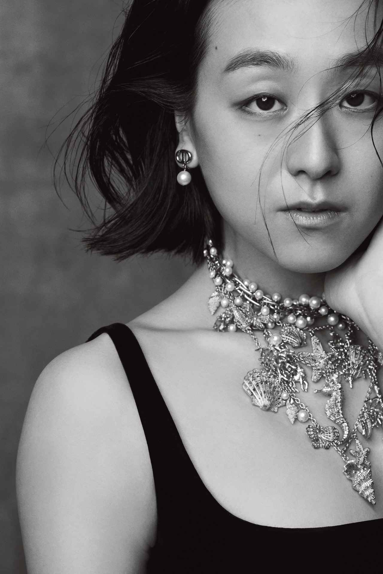 画像: ドレス¥1,550,000・ネックレス(上)¥305,000・(下)¥850,000・イヤリング¥61,500/ディオール クリスチャン ディオール TEL. 0120-02-1947