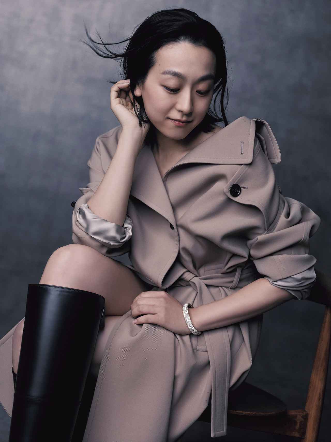 画像: 「いつかロロ・ピアーナの服を着て天然の氷の上を滑ってみたい」――上質でしなやかな素材の心地よさに浅田もファンなのだそう。端正なトレンチコートに、550粒のラウンドダイヤモンドがスパークするハイジュエリーのブレスレットが華やかさを添える。 コート¥1,540,000・ブーツ(参考商品)/ロロ・ピアーナ ロロ・ピアーナ ジャパン TEL. 03-5579-5182 ブレスレット「ガルーシャ」〈YG、ダイヤモンド〉¥33,264,000(参考価格)/ヴァン クリーフ&アーペル ヴァン クリーフ&アーペル ル デスク TEL. 0120-10-1906