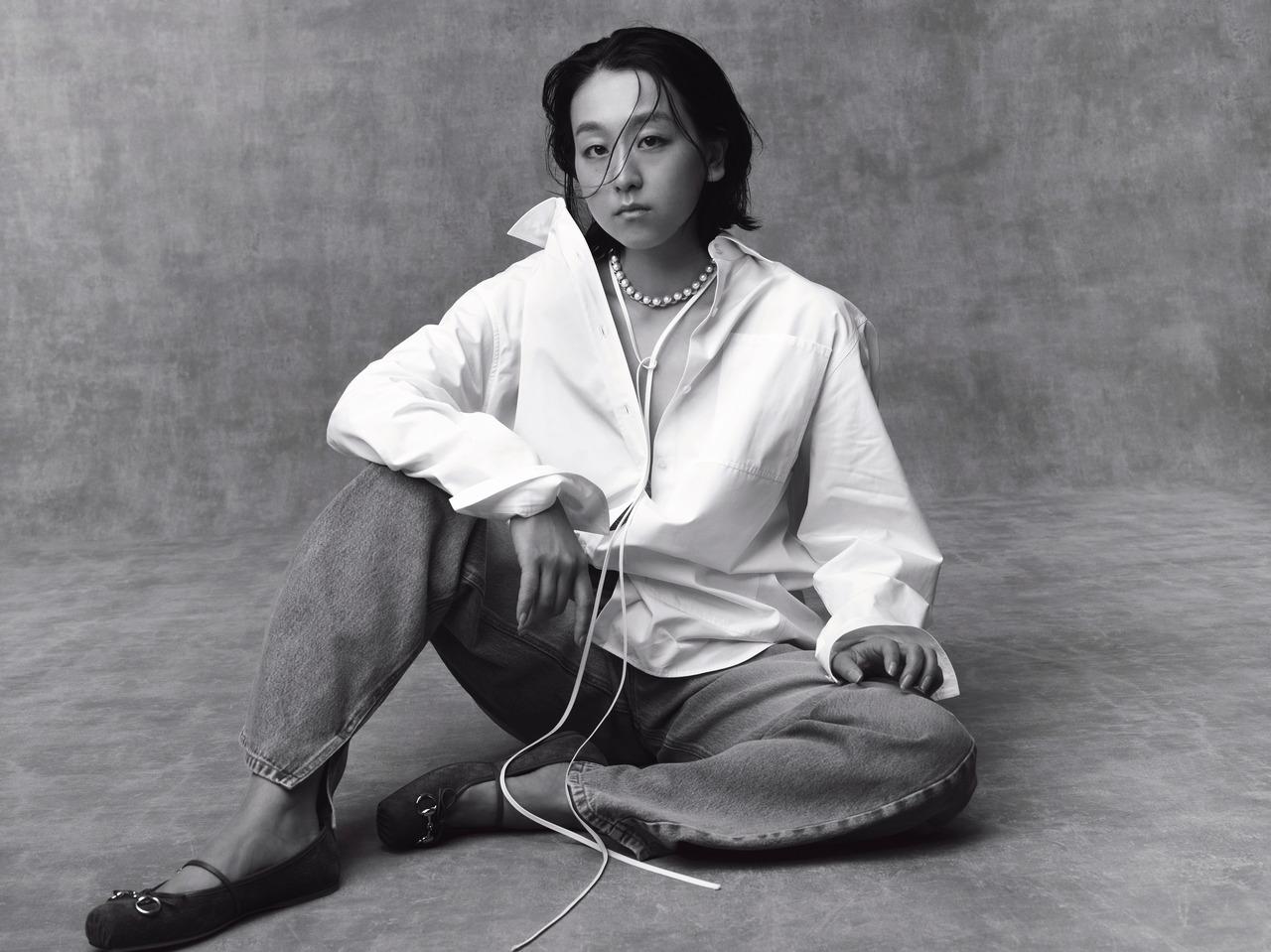 画像: 「私のアイスショーを楽しみに来てくれる、みなさんのワクワクした気持ちにいつも励まされます。私たちのスケートへの愛とお客さまがくださる愛にあふれる空間がつくれてこそ、舞台に立つ喜びになります」。今はアイスショーで演じることがいちばんの喜びと語る浅田。ルールに縛られず自由にスケートを表現する、その可能性を感じているところだ。「長く続けるためにもオン・オフの切り替えはします。休むときは休む、動くときはロケット発射!」 シャツ¥165,000・ブラ¥181,500・デニムパンツ¥220,000・靴¥148,500・ネックレス¥308,000/グッチ グッチ クライアントサービス TEL. 0120-99-2177