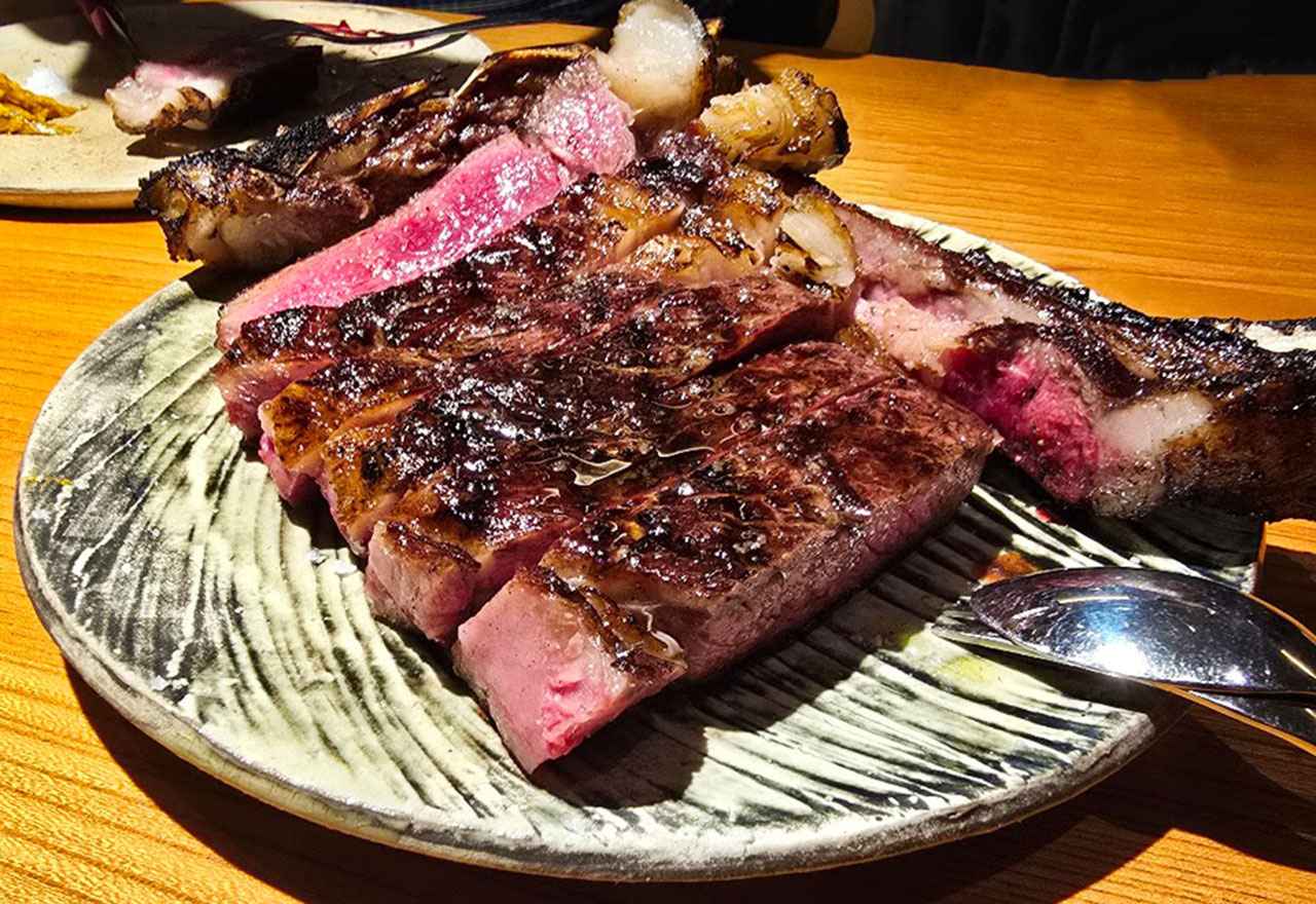 画像: 食材は半径30キロ以内で調達。渋川市「鳥山畜産」から届いた赤城牛のサーロイン