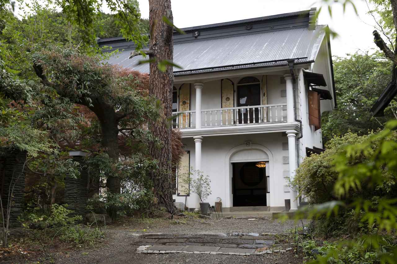 画像: 築150年を経た有形文化財「小机家住宅」。ローマン・ドーリア式の円柱や両開窓が西洋の息吹を漂わせて