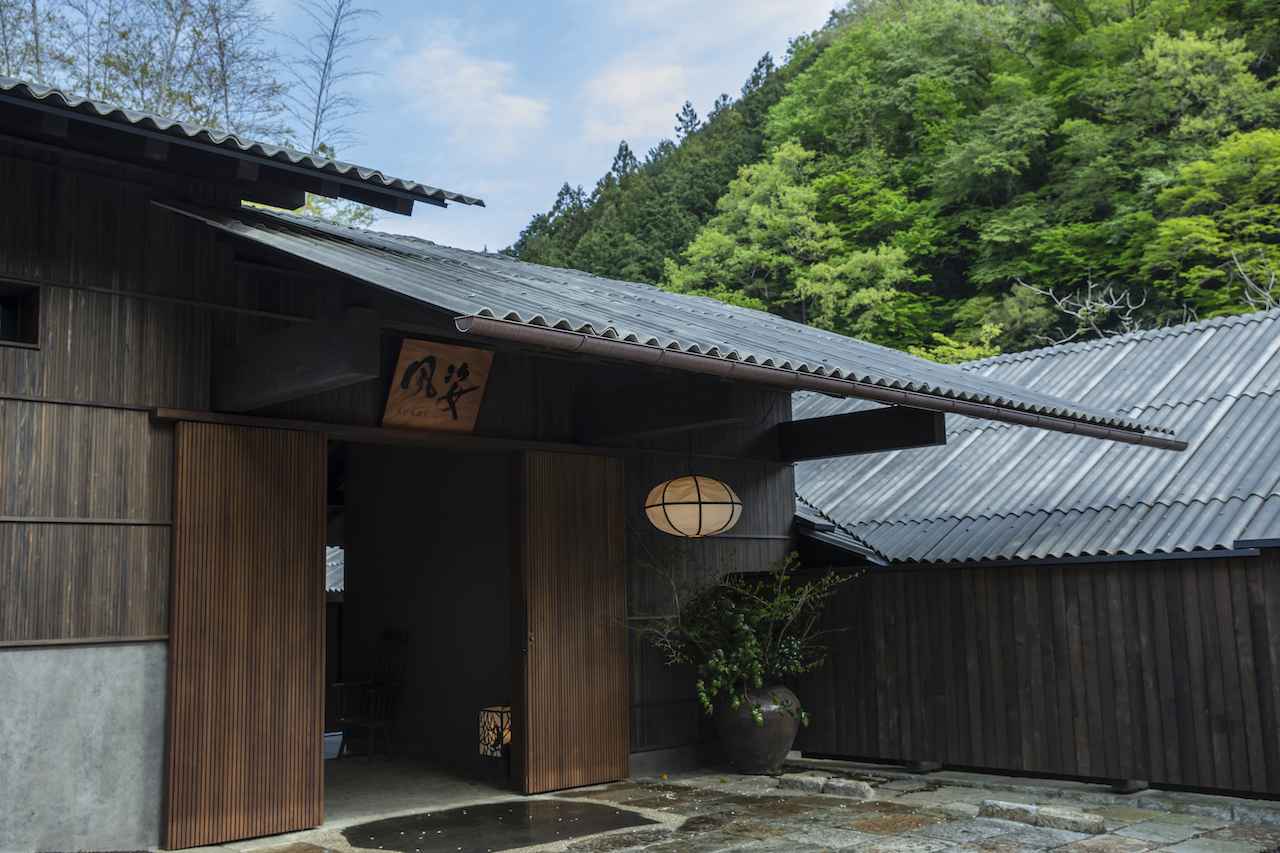 画像: 一見するとコンパクトな平屋造りのようだが、230平米の空間を独り占めできる