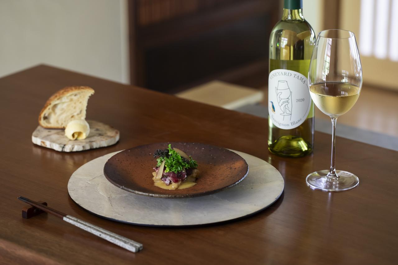 画像: ランチ、ディナーのコースともにふるまわれている温前菜の「山羊の稲藁焼き」