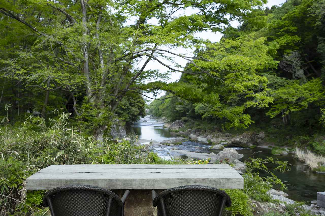 画像: テラスでの朝食は渓流の涼風に包まれて