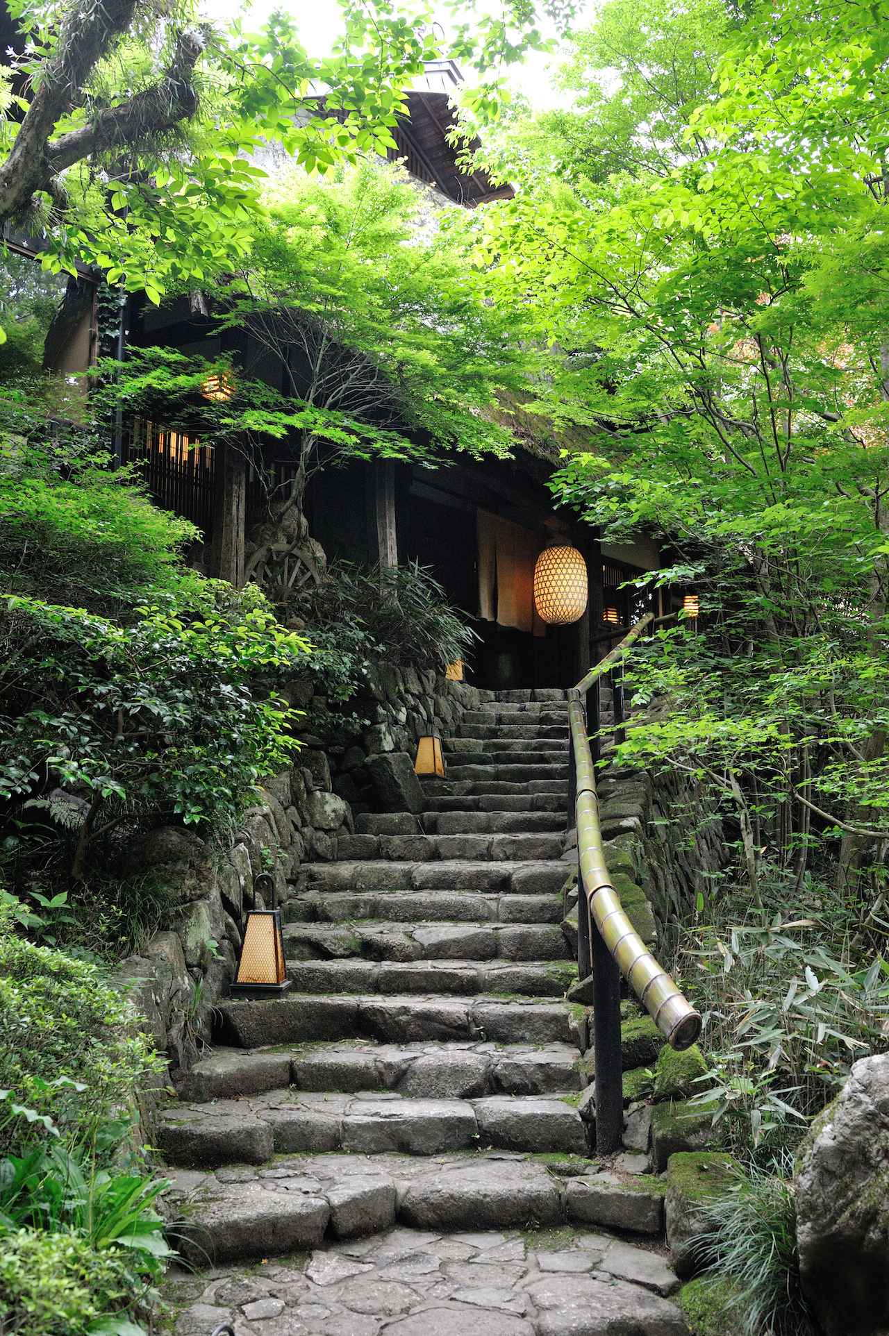画像: 清閑な山居を巡るように敷地内を散策するのも一興 COURTESY OF KUROCHAYA