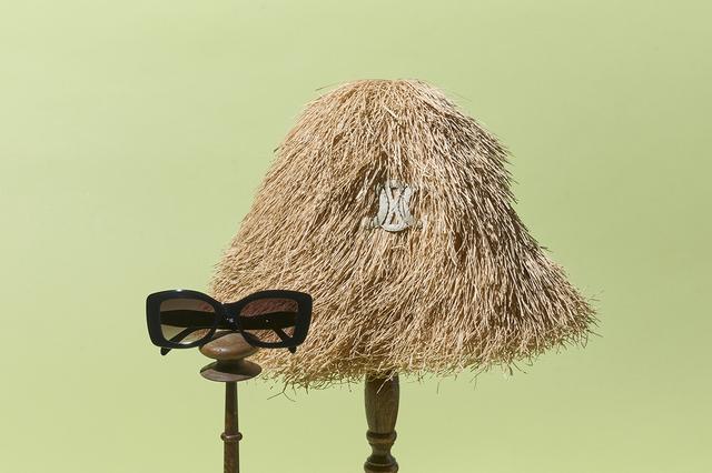 画像: 帽子¥258,500(予定価格)・サングラス(参考商品)/セリーヌ