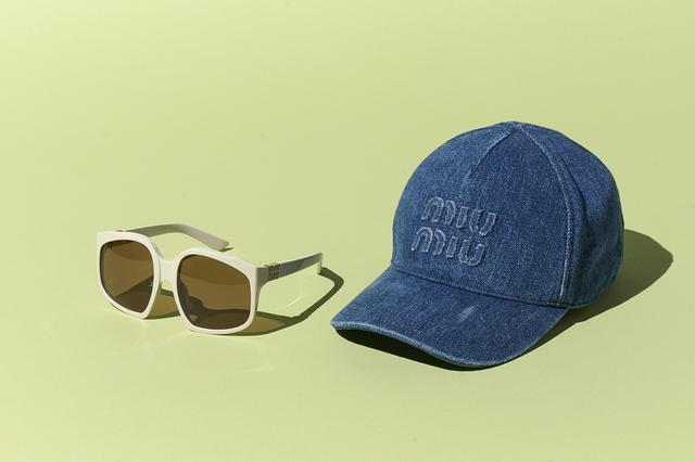 画像: キャップ¥88,000・サングラス¥66,000(ともに予定価格)/ミュウミュウ