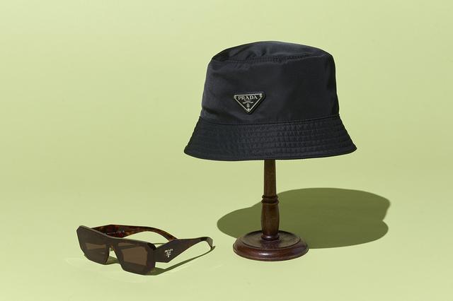 画像: ハット¥99,000・サングラス¥64,900(ともに予定価格)/プラダ