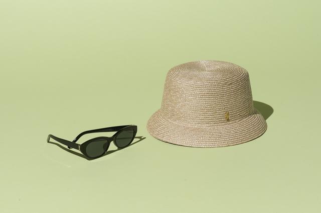 画像: ハット¥79,200・サングラス¥64,900/サンローラン バイ アンソニー・ヴァカレロ