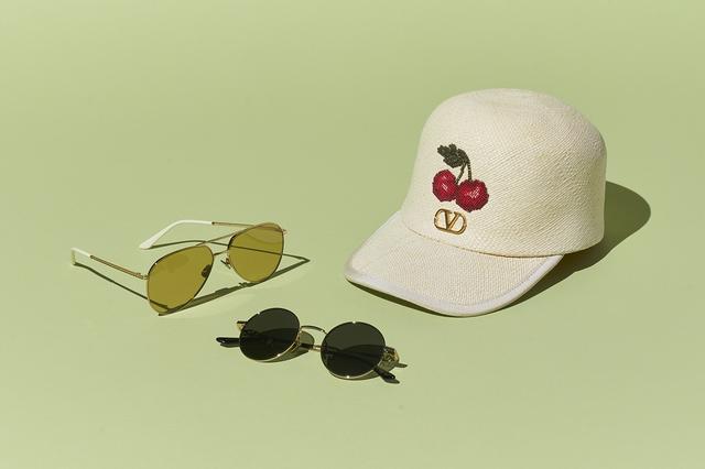 画像: ハット¥106,700/ヴァレンティノ ガラヴァーニ サングラス各¥95,700/ヴァレンティノ