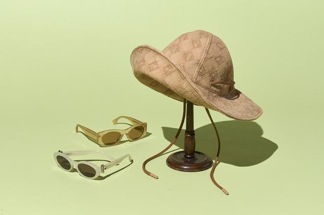 画像: ハット¥100,100・サングラス(手前)¥72,600・(奥)¥51,700/フェンディ