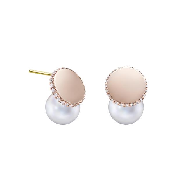画像: ディスクパールピアス（SG/南洋真珠白蝶/ ダイヤモンド） ¥1,540,000／TASAKI ©TASAKI