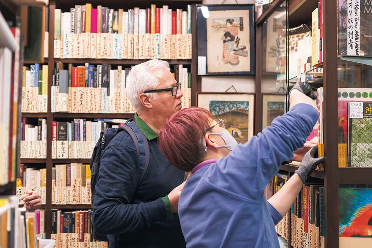 NY「 ダシュウッド・ブックス」 店主と神保町古書店めぐり - T JAPAN