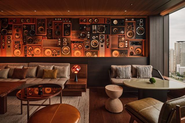 画像: 20階のSONATA BAR & LOUNGE。日本製のヴィンテージスピーカーによるアートウォールが目を引く。DJテーブルではレジデントDJがアナログ盤から選曲し、音楽を通して人と人とを結びつける。SONATA BAR & LOUNGEとは別に「リスニングルーム by Ojas」があり、パティーナ・サウンド――音に対するパティーナのこだわりが伝わってくる