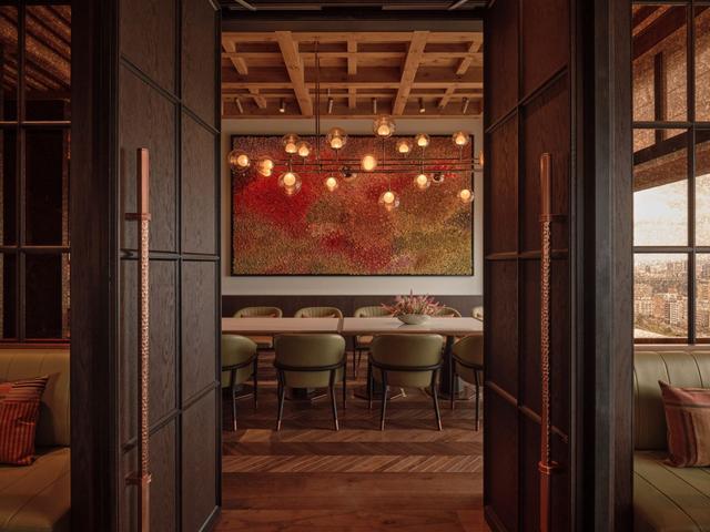 画像: ラグジュアリーホテルでは珍しいバスク料理のレストラン「IÑAKI(イナキ)」。写真は12名まで利用可能なプライベートルーム。木目の天井からコパー色のドアの取手にいたるまで落ち着いた雰囲気が漂う。宿泊ゲストはここで、大阪城と大阪市内を見ながら朝食がいただける