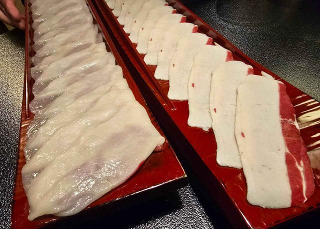 画像: 熊鍋の熊肉。左がメス
