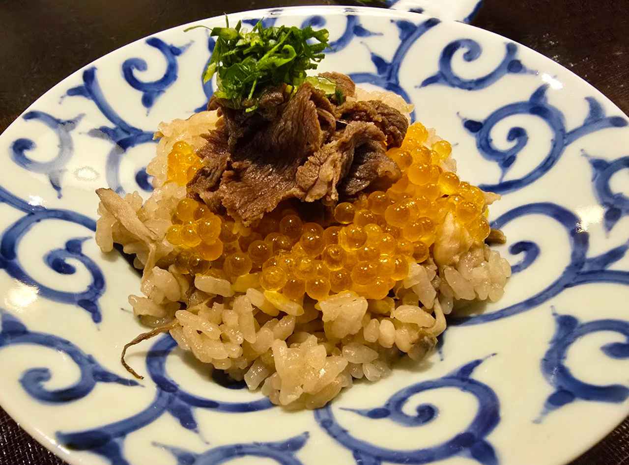 画像: 熊の炊き込みご飯、びわ鱒の卵添え