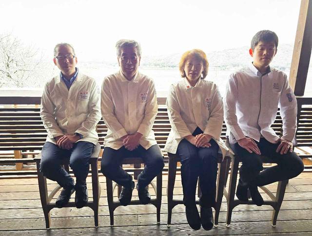 画像: 左から長男の翔太さん、浩明さん、女将の純子さん、次男の敬介さん