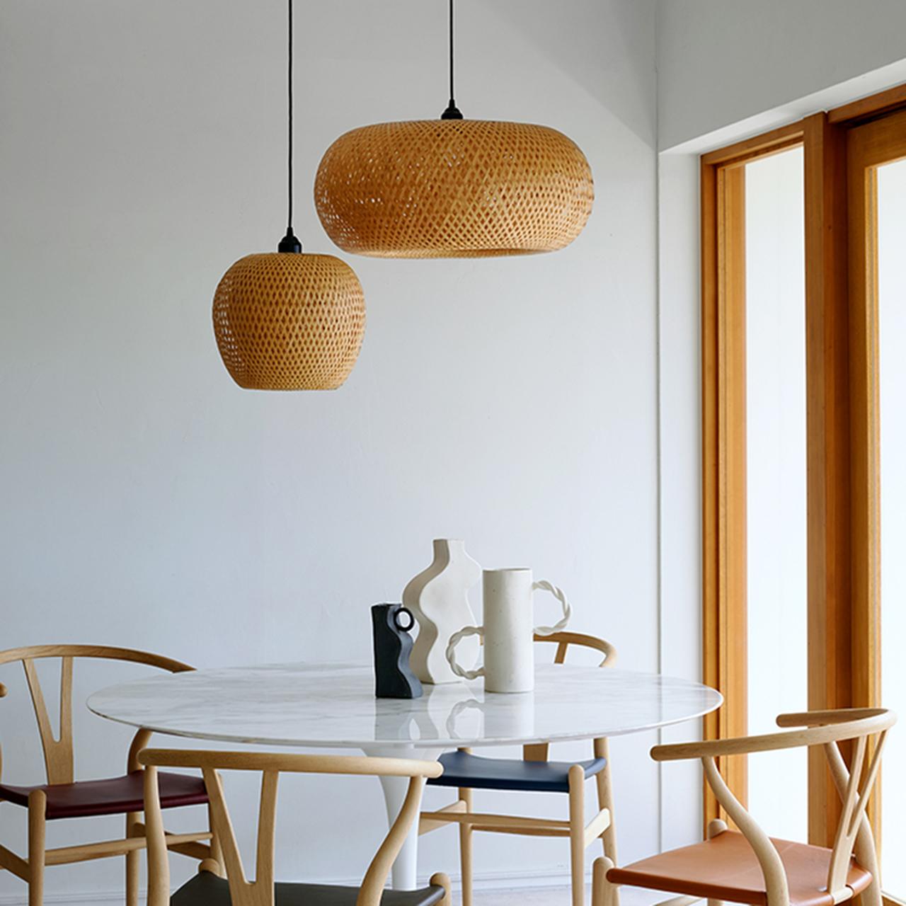 明かりも涼しくラタンやバンブーで。 イデー、ザ・コンランショップ