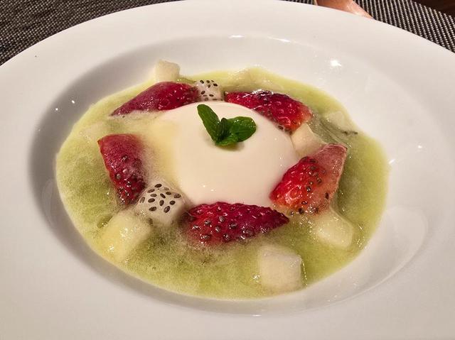 画像: いちご、シャインマスカット、ラフランスの杏仁豆腐に南張メロンのシロップを