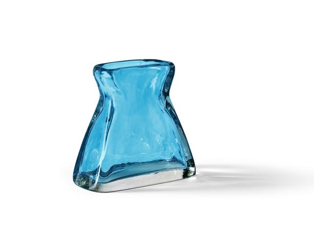 画像: 「ヴァーズ ア フルール エシャンクレ」（ブルー）＜W26×D13×H27cm＞￥374,000／カッシーナ COURTESY OF CASSINA IXC.