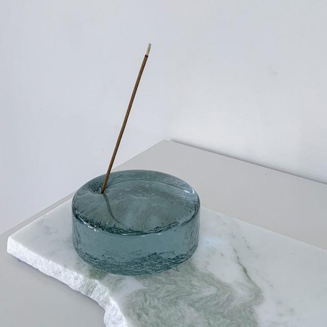 画像: 「INCENCE STAND Φ9」（ blue gray）￥11,550／wa/ter（リビング・モティーフ） COURTESY OF LIVING MOTIF