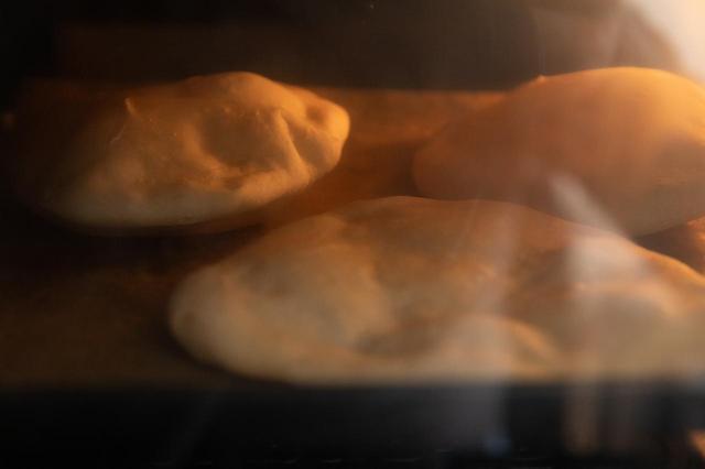 画像: 180℃のオーブンで10分間焼き、上下を返して焼き色がつくまで6~8分焼く。焼きたてをポタージュに添える。