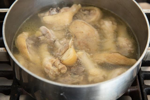 画像: 鶏肉は塩気をキッチンペーパーなどでふき取り、にんにく(皮付きのままでOK)とともに鍋に入れ、水をひたひたに注いで中火にかける