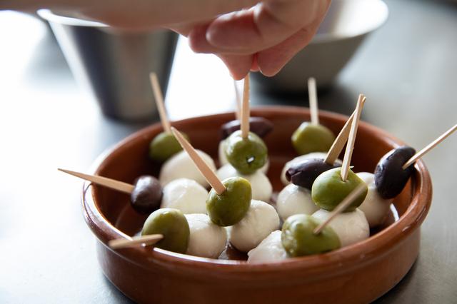 画像: ピンチョスを添えてワインと楽しむ