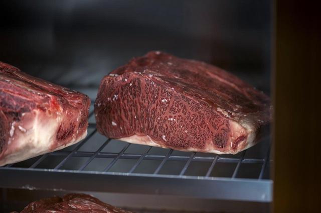 画像: 入口に設けられた熟成肉専用の鮮度保存冷蔵庫。夕食への期待が高まる